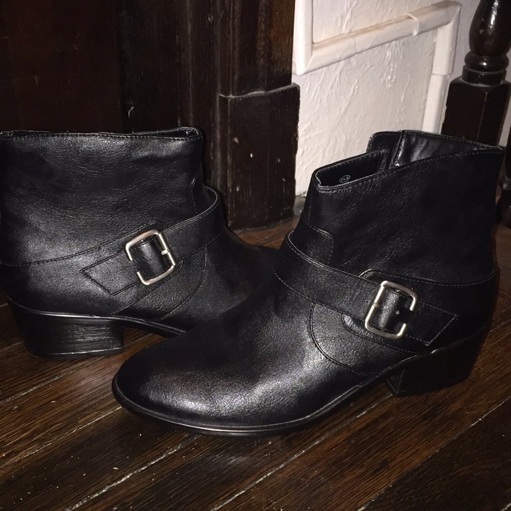 Aerosoles low-heeled black booties